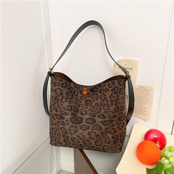 Nagy kapacitású bucket táska nőknek, téli 2025, anyag: speciális anyag, záródás: zár, belső zseb a telefon számára