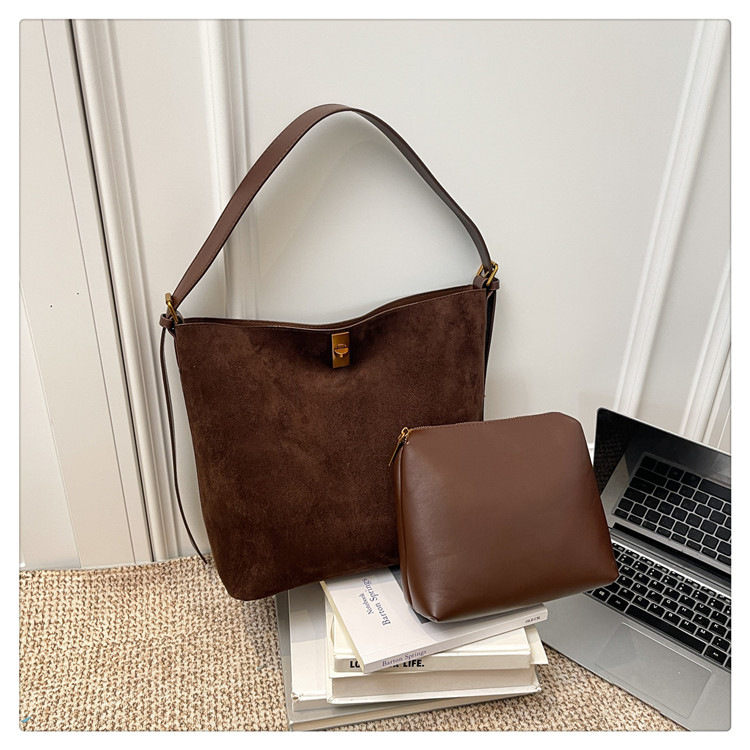 Nagy kapacitású bucket táska nőknek, téli 2025, anyag: speciális anyag, záródás: zár, belső zseb a telefon számára