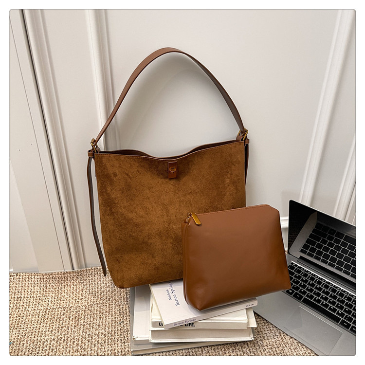 Nagy kapacitású bucket táska nőknek, téli 2025, anyag: speciális anyag, záródás: zár, belső zseb a telefon számára