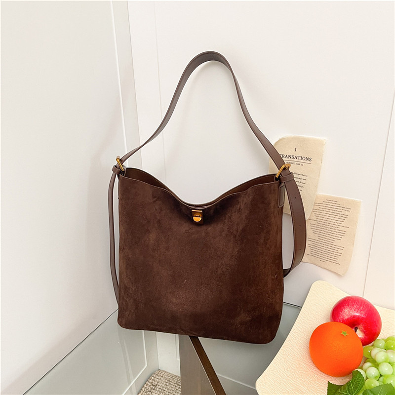 Nagy kapacitású bucket táska nőknek, téli 2025, anyag: speciális anyag, záródás: zár, belső zseb a telefon számára