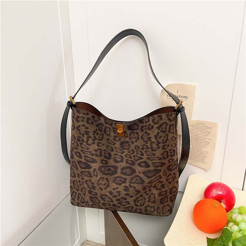 Nagy kapacitású bucket táska nőknek, téli 2025, anyag: speciális anyag, záródás: zár, belső zseb a telefon számára