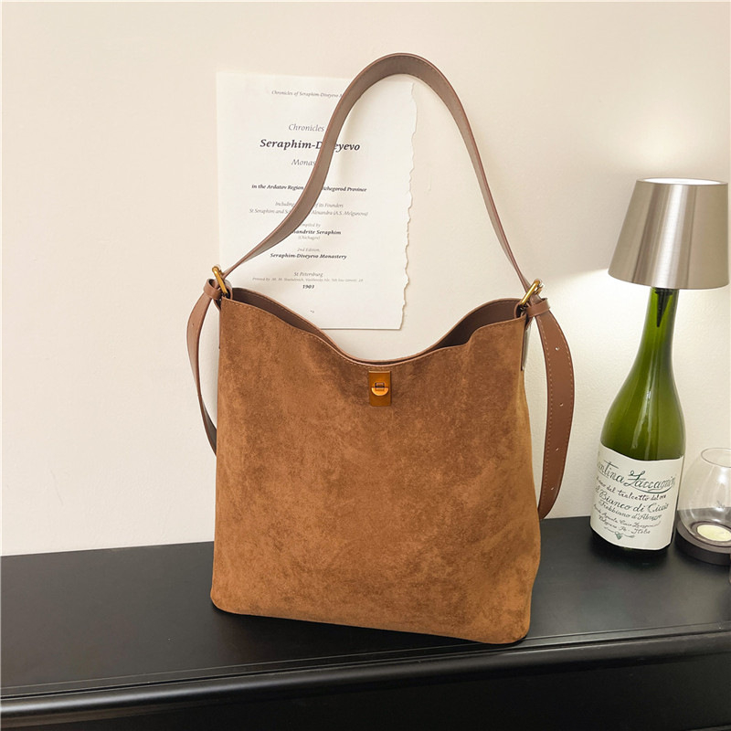 Nagy kapacitású bucket táska nőknek, téli 2025, anyag: speciális anyag, záródás: zár, belső zseb a telefon számára