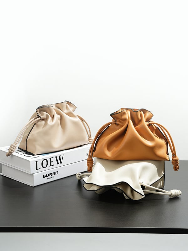 Ženska kožna crossbody torbica s oblikom oblaka, dvostruki sloj govedje kože, zatvaranje šnalom i kopčom, pamučna podstava