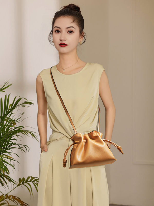 Ženska kožna crossbody torbica s oblikom oblaka, dvostruki sloj govedje kože, zatvaranje šnalom i kopčom, pamučna podstava