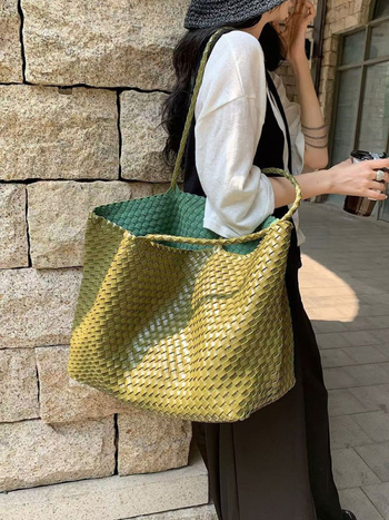 Tkaná bucket tote taška, PU materiál, vnútorná kapsa so zipsom, mäkká konštrukcia, jar 2025 vydanie