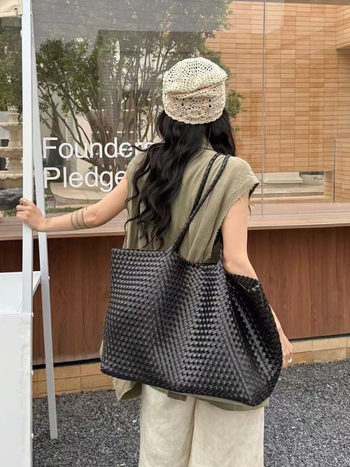 Tkaná bucket tote taška, PU materiál, vnútorná kapsa so zipsom, mäkká konštrukcia, jar 2025 vydanie