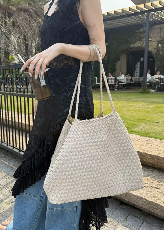 Tkaná bucket tote taška, PU materiál, vnútorná kapsa so zipsom, mäkká konštrukcia, jar 2025 vydanie