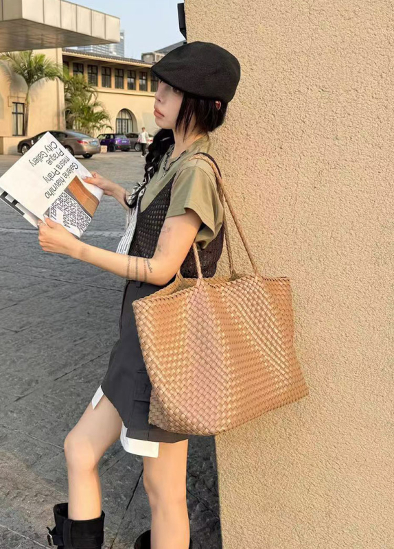 Tkaná bucket tote taška, PU materiál, vnútorná kapsa so zipsom, mäkká konštrukcia, jar 2025 vydanie