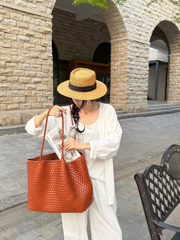 Tkaná bucket tote taška, PU materiál, vnútorná kapsa so zipsom, mäkká konštrukcia, jar 2025 vydanie