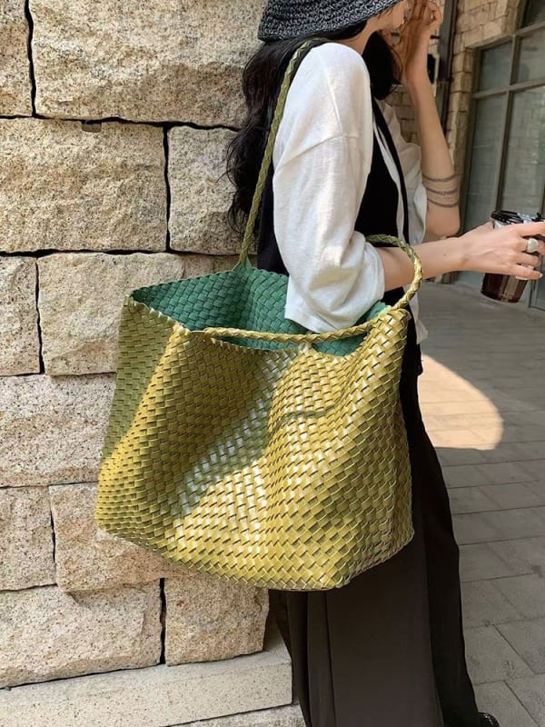 Tkaná bucket tote taška, PU materiál, vnútorná kapsa so zipsom, mäkká konštrukcia, jar 2025 vydanie