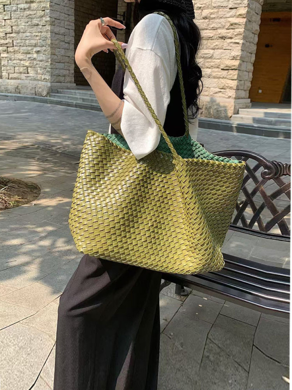 Tkaná bucket tote taška, PU materiál, vnútorná kapsa so zipsom, mäkká konštrukcia, jar 2025 vydanie