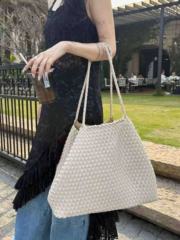 Tkaná bucket tote taška, PU materiál, vnútorná kapsa so zipsom, mäkká konštrukcia, jar 2025 vydanie