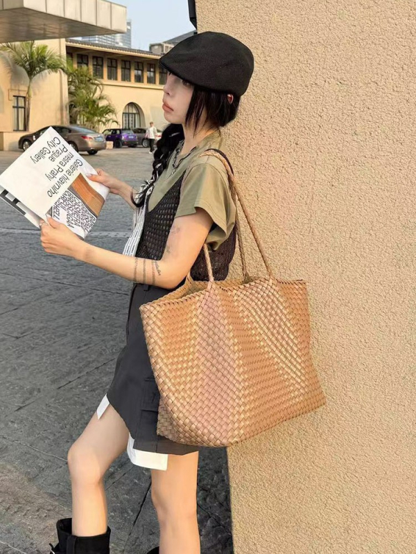 Tkaná bucket tote taška, PU materiál, vnútorná kapsa so zipsom, mäkká konštrukcia, jar 2025 vydanie