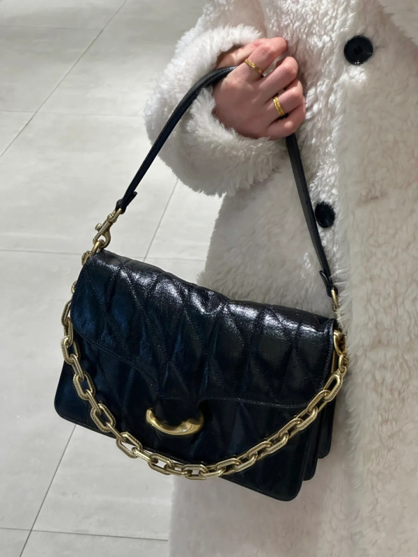Válltáska valódi bőrből, quilted chain tabby mintázat, vízszintes négyszögletes forma, mágneses zár, belső telefonzseb és laminált cipzáras zseb