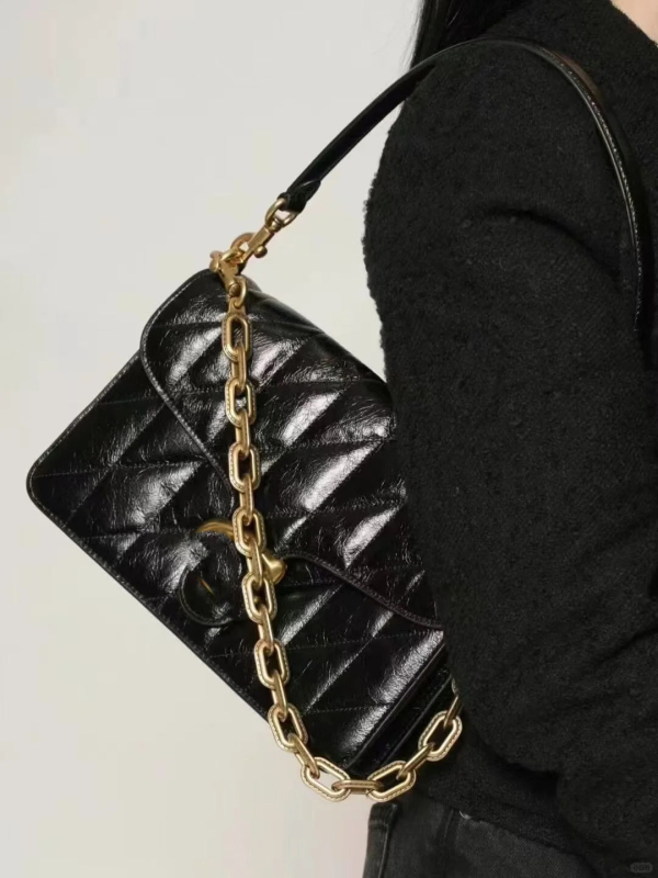 Válltáska valódi bőrből, quilted chain tabby mintázat, vízszintes négyszögletes forma, mágneses zár, belső telefonzseb és laminált cipzáras zseb