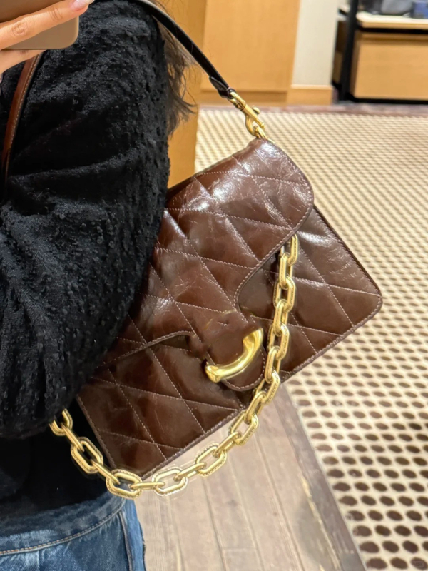 Válltáska valódi bőrből, quilted chain tabby mintázat, vízszintes négyszögletes forma, mágneses zár, belső telefonzseb és laminált cipzáras zseb