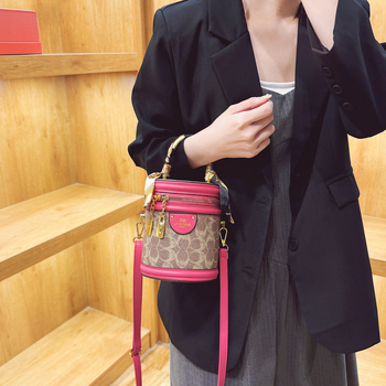 PU silindriline õlakott tõmblukuga, laminoitud sisemine tasku, polüestervooder, üks õlarihm, kevad 2025