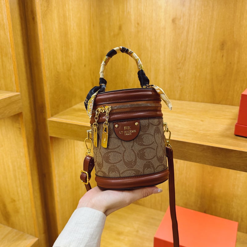 PU silindriline õlakott tõmblukuga, laminoitud sisemine tasku, polüestervooder, üks õlarihm, kevad 2025