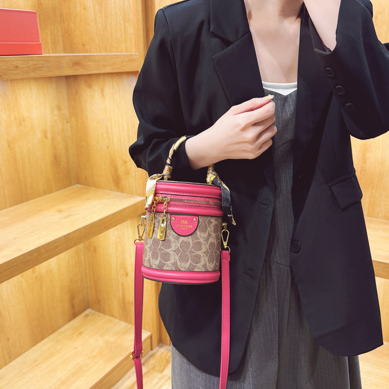 PU silindriline õlakott tõmblukuga, laminoitud sisemine tasku, polüestervooder, üks õlarihm, kevad 2025