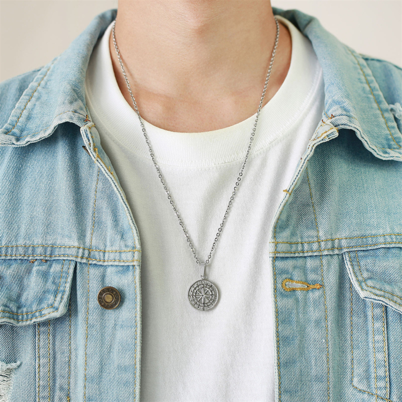 Геометрично колие от неръждаема стомана със медальон от титановa стомана, О-връзка, полирана повърхност, тегло 6 g