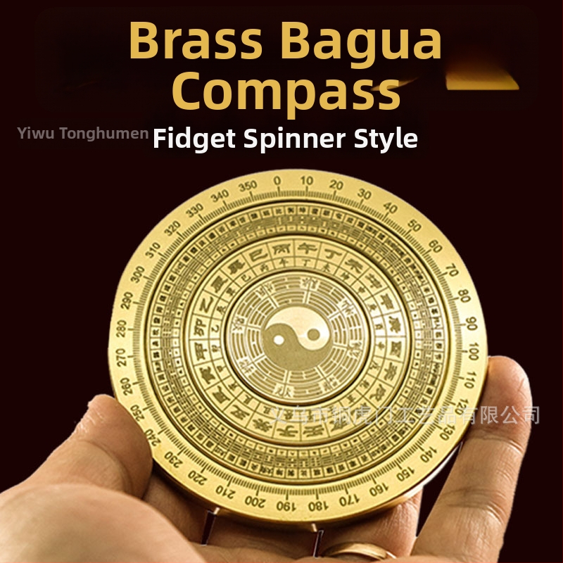 Žalvarinis kompasas ant stalo – daugiasluoksnis aštuonių trigramų motyvas, streso mažinimui skirta pirštų suktuko rankena