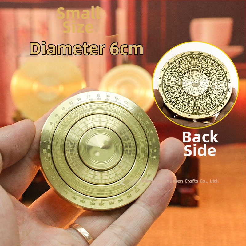 Žalvarinis kompasas ant stalo – daugiasluoksnis aštuonių trigramų motyvas, streso mažinimui skirta pirštų suktuko rankena