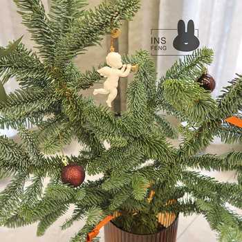 Importált Noble Pine karácsonyfa ágak – Friss vágott zöld lomb a házi kertészkedéshez (Típus: Egyéb; Anyag: Egyéb; Importált)