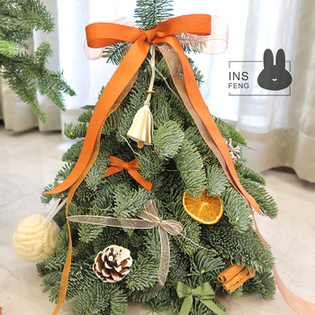 Importált Noble Pine karácsonyfa ágak – Friss vágott zöld lomb a házi kertészkedéshez (Típus: Egyéb; Anyag: Egyéb; Importált)