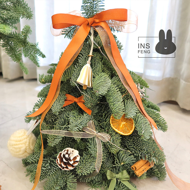 Importált Noble Pine karácsonyfa ágak – Friss vágott zöld lomb a házi kertészkedéshez (Típus: Egyéb; Anyag: Egyéb; Importált)