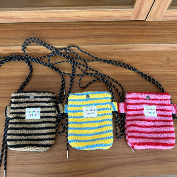 MZTKIN Geantă crossbody mini din lână de miel — formă pătrată verticală, închidere cu bandă, buzunar pentru telefon