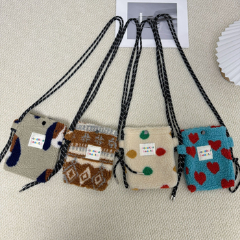 MZTKIN Geantă crossbody mini din lână de miel — formă pătrată verticală, închidere cu bandă, buzunar pentru telefon