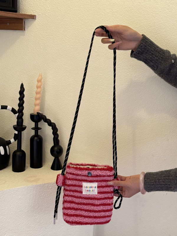 MZTKIN Geantă crossbody mini din lână de miel — formă pătrată verticală, închidere cu bandă, buzunar pentru telefon