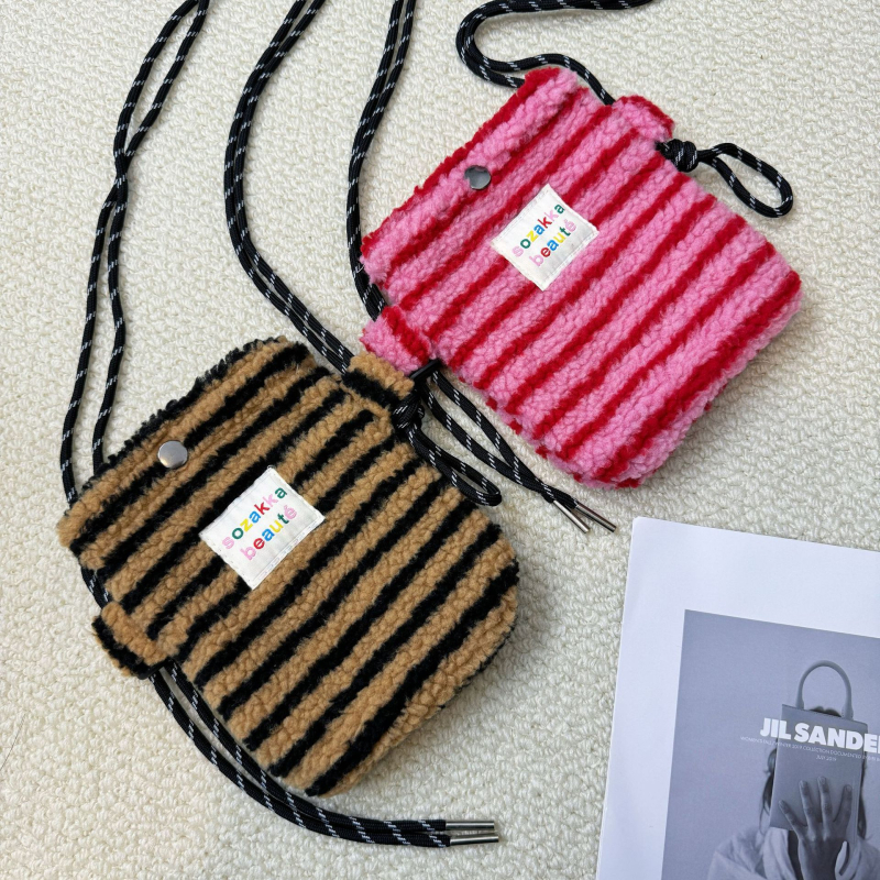 MZTKIN Geantă crossbody mini din lână de miel — formă pătrată verticală, închidere cu bandă, buzunar pentru telefon