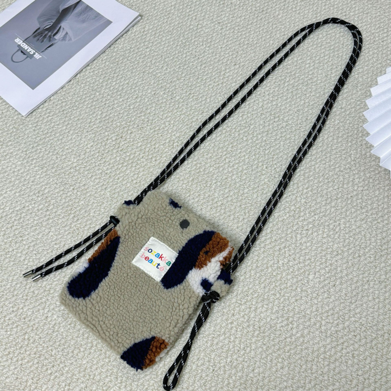 MZTKIN Geantă crossbody mini din lână de miel — formă pătrată verticală, închidere cu bandă, buzunar pentru telefon