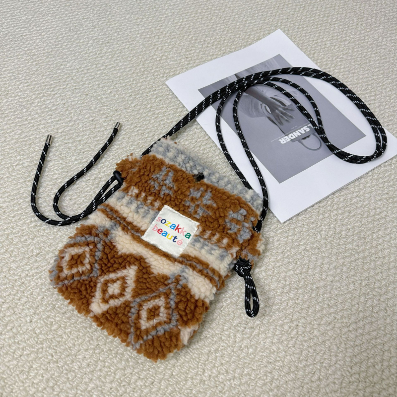 MZTKIN Geantă crossbody mini din lână de miel — formă pătrată verticală, închidere cu bandă, buzunar pentru telefon