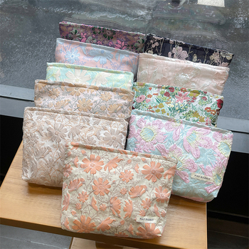 Kozmetikai táska domborított jacquard virágmintával, nagy kapacitású, anyag: textil, bélés: vászon, záródás: cipzár