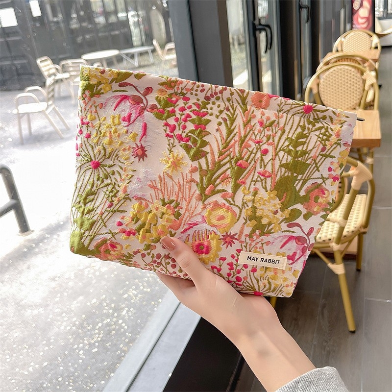 Kozmetikai táska domborított jacquard virágmintával, nagy kapacitású, anyag: textil, bélés: vászon, záródás: cipzár