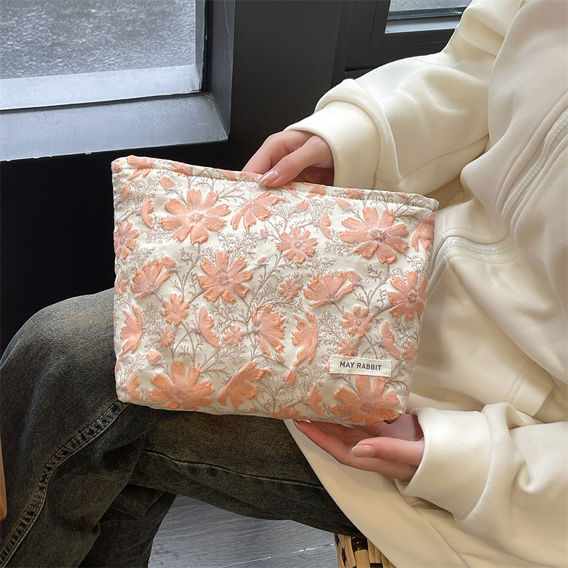 Kozmetikai táska domborított jacquard virágmintával, nagy kapacitású, anyag: textil, bélés: vászon, záródás: cipzár