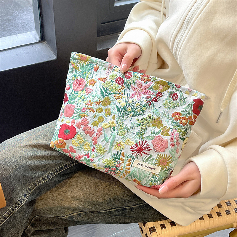 Kozmetikai táska domborított jacquard virágmintával, nagy kapacitású, anyag: textil, bélés: vászon, záródás: cipzár