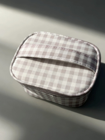 Putna kozmetička torbica – višenamjenska, lagana, otporna; Geometrijski uzorak (Materijal: memorijska tkanina; Podstava: poliester; Zatvarač: zatvarač)