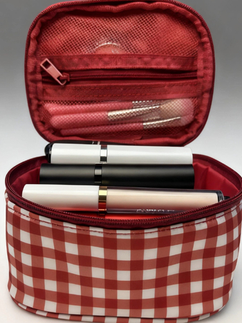 Putna kozmetička torbica – višenamjenska, lagana, otporna; Geometrijski uzorak (Materijal: memorijska tkanina; Podstava: poliester; Zatvarač: zatvarač)