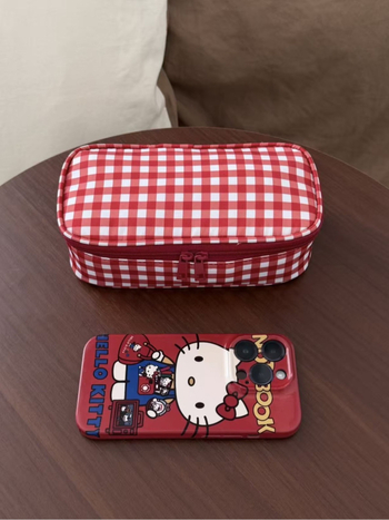 Putna kozmetička torbica – višenamjenska, lagana, otporna; Geometrijski uzorak (Materijal: memorijska tkanina; Podstava: poliester; Zatvarač: zatvarač)