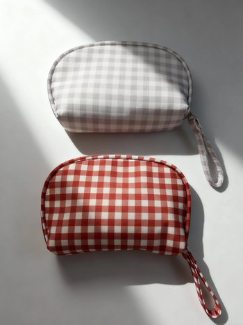 Putna kozmetička torbica – višenamjenska, lagana, otporna; Geometrijski uzorak (Materijal: memorijska tkanina; Podstava: poliester; Zatvarač: zatvarač)