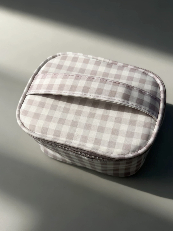 Putna kozmetička torbica – višenamjenska, lagana, otporna; Geometrijski uzorak (Materijal: memorijska tkanina; Podstava: poliester; Zatvarač: zatvarač)