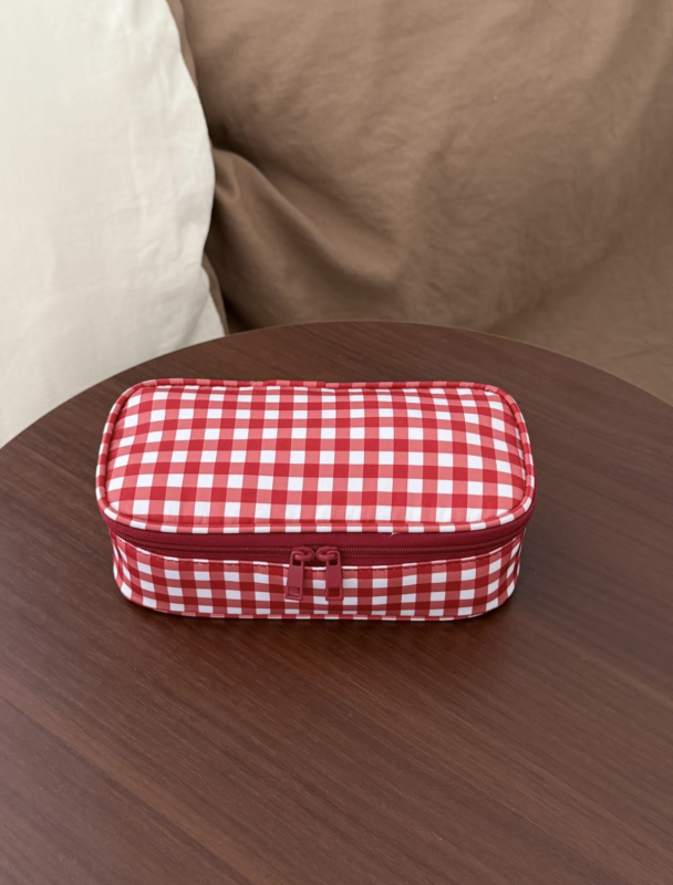 Putna kozmetička torbica – višenamjenska, lagana, otporna; Geometrijski uzorak (Materijal: memorijska tkanina; Podstava: poliester; Zatvarač: zatvarač)