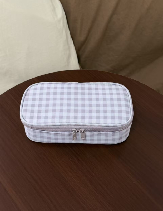 Putna kozmetička torbica – višenamjenska, lagana, otporna; Geometrijski uzorak (Materijal: memorijska tkanina; Podstava: poliester; Zatvarač: zatvarač)