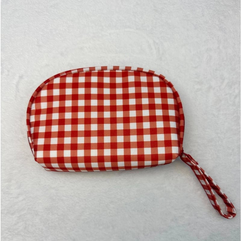 Putna kozmetička torbica – višenamjenska, lagana, otporna; Geometrijski uzorak (Materijal: memorijska tkanina; Podstava: poliester; Zatvarač: zatvarač)