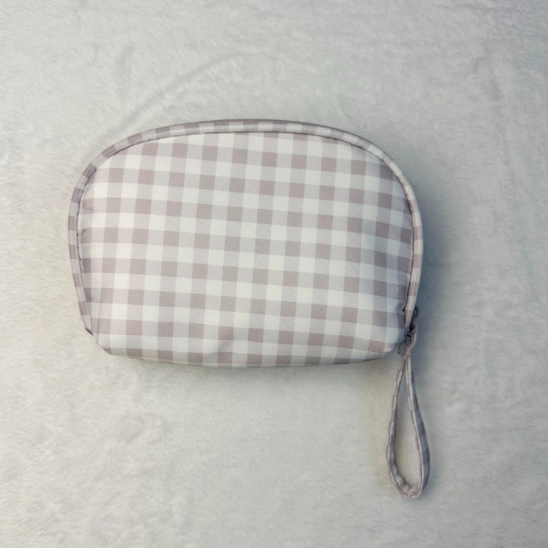 Putna kozmetička torbica – višenamjenska, lagana, otporna; Geometrijski uzorak (Materijal: memorijska tkanina; Podstava: poliester; Zatvarač: zatvarač)