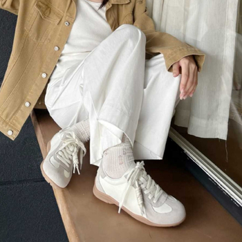 Ženske tenisice inspirirane njemačkim vojnim stilom, gornji dio od kože i tekstila, peta 3–5 cm, prednje vezanje, gumeni potplat