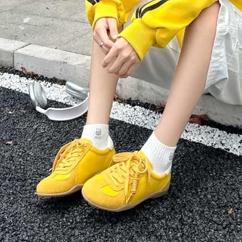 Ženske tenisice inspirirane njemačkim vojnim stilom, gornji dio od kože i tekstila, peta 3–5 cm, prednje vezanje, gumeni potplat